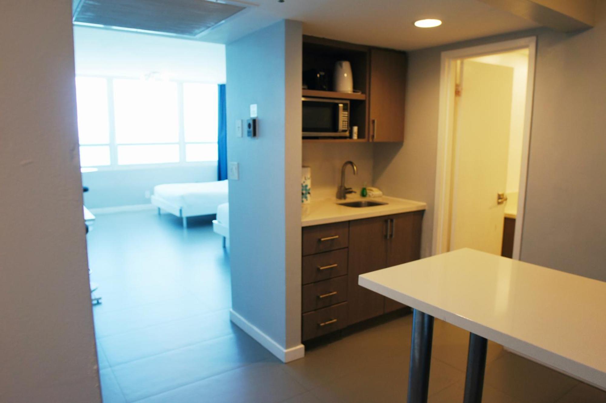 Castle 835 Oceanview Studio On Beach With Pool, Gym, Bars, And Free Parking マイアミビーチ エクステリア 写真