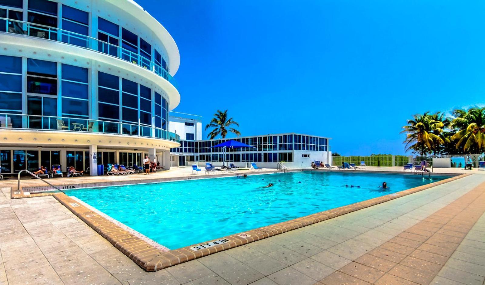 Castle 835 Oceanview Studio On Beach With Pool, Gym, Bars, And Free Parking マイアミビーチ エクステリア 写真