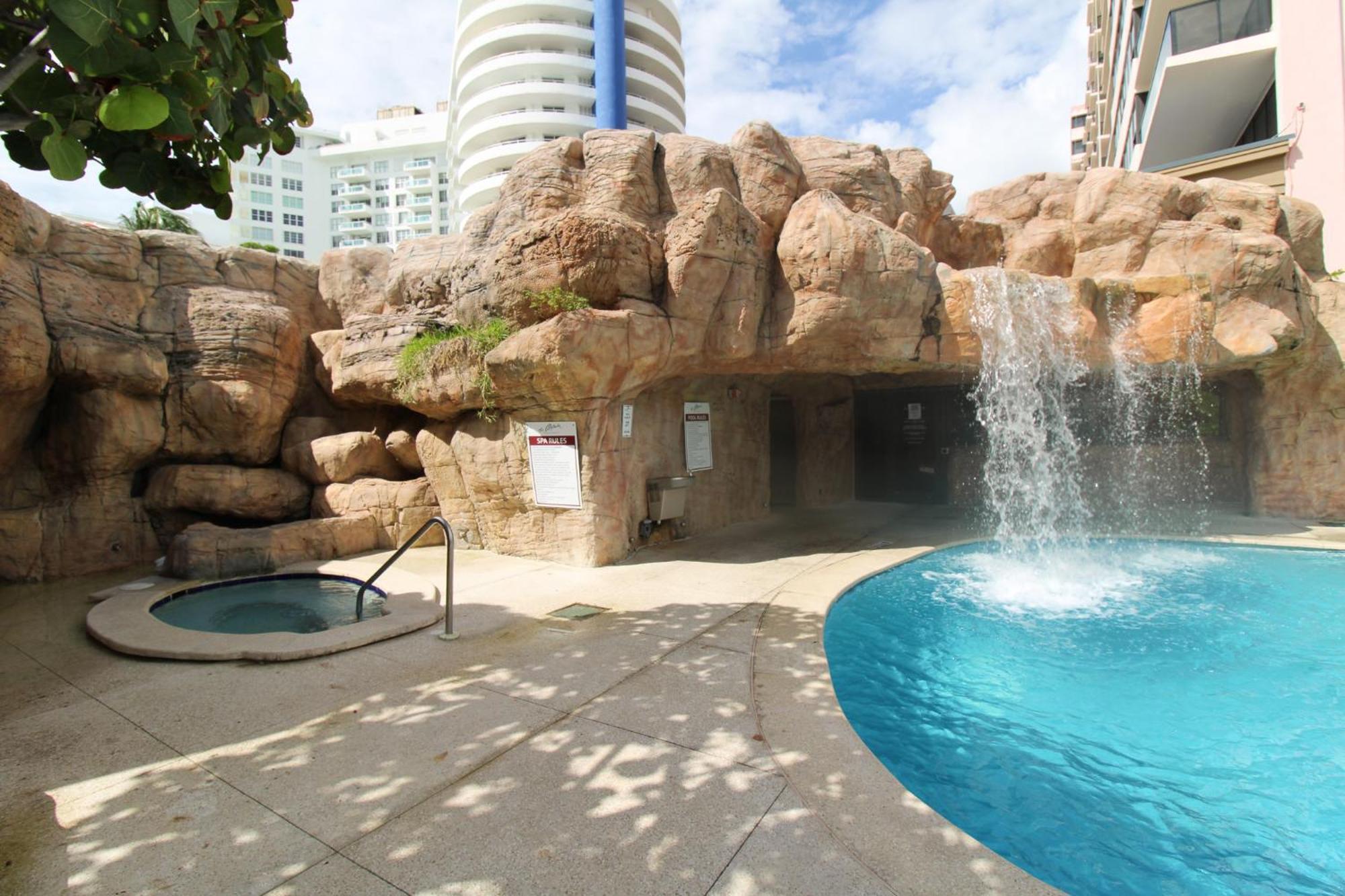Castle 835 Oceanview Studio On Beach With Pool, Gym, Bars, And Free Parking マイアミビーチ エクステリア 写真
